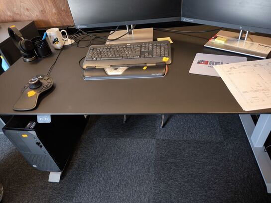 El/hæve-sænkebord med kontorstol, rumdelr og skab