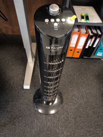 El/hæve-sænkebord med kontorstol og blæser