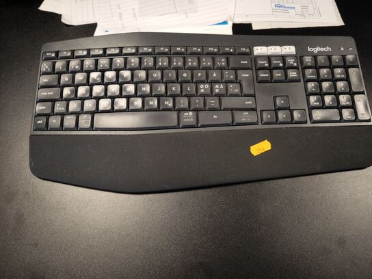 PC HP Z2 med 2 stk. computerskærme HP 24" samt webcam