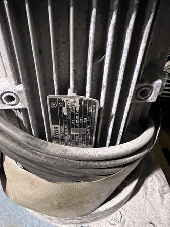 Paller med dele til pumper