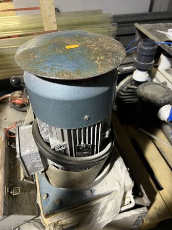 Paller med dele til pumper