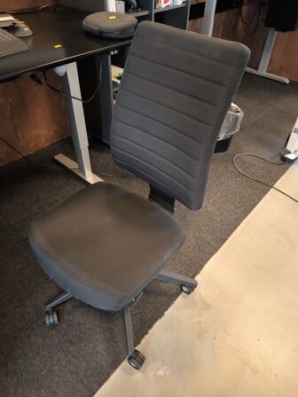 El/hæve-sænkebord med kontorstol og blæser