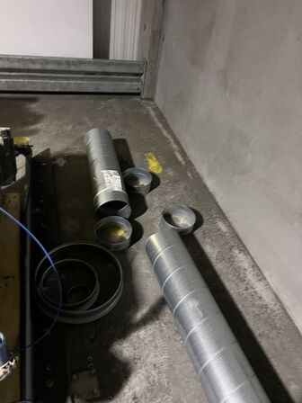 Paller med dele til pumper