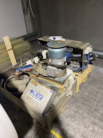 Paller med dele til pumper