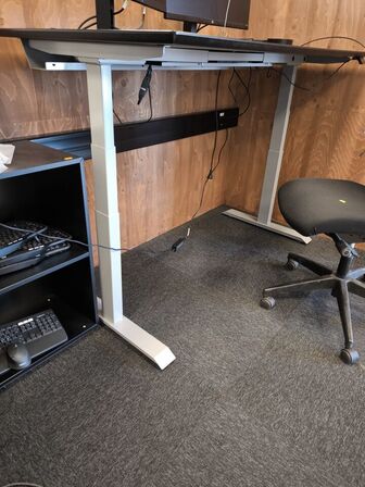 El/hæve-sænkebord med kontorstol med skab