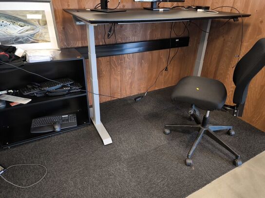 El/hæve-sænkebord med kontorstol med skab