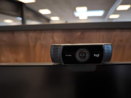 PC HP Z2 med 2 stk. computerskærme HP 24" samt webcam