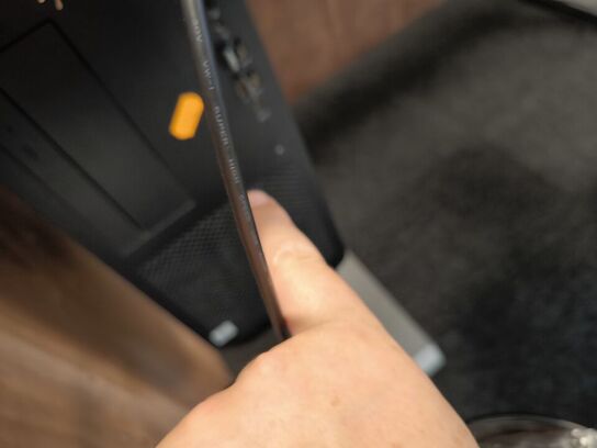 El/hæve-sænkebord med kontorstol og blæser