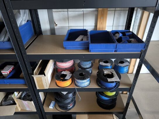 3 stk. reoler med indhold