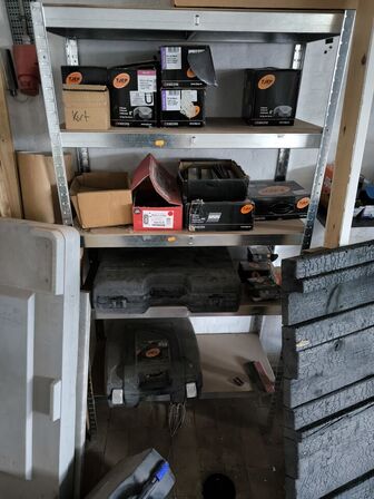 Reol med indhold til TJEP