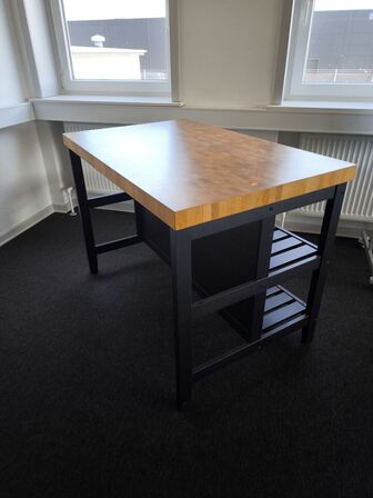 Højbord med hylder