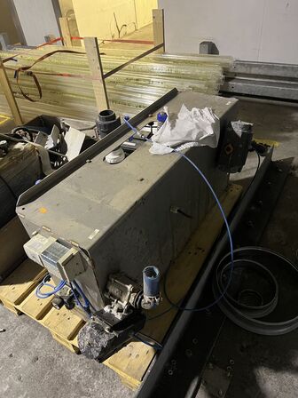 Paller med dele til pumper