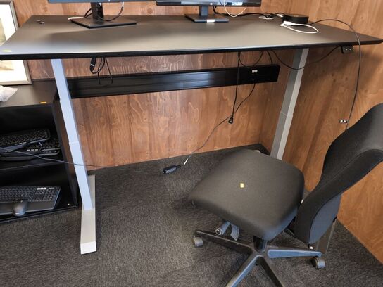 El/hæve-sænkebord med kontorstol med skab