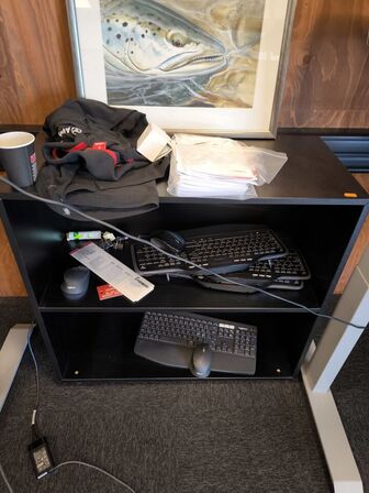 El/hæve-sænkebord med kontorstol med skab