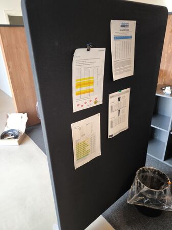 El/hæve-sænkebord med kontorstol, rumdelr og skab