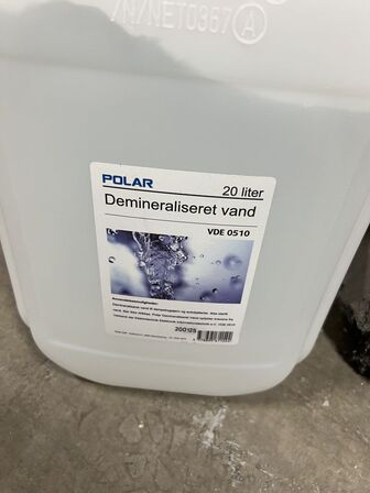 Dunk med demineraliseret vand