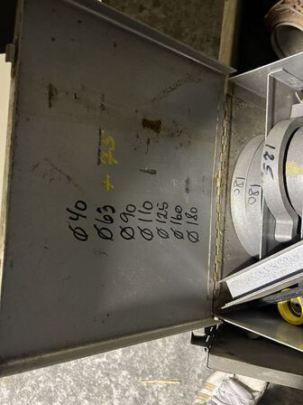 Paller med dele til pumper