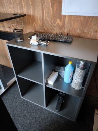 El/hæve-sænkebord med kontorstol, rumdelr og skab