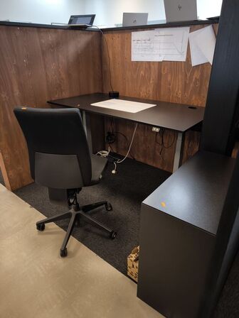 El/hæve-sænkebord med kontorstol og skab