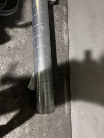 Paller med dele til pumper