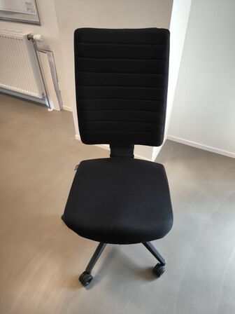 El/hæve-sænkebord med kontorstol, rumdelr og skab