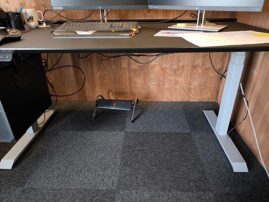 El/hæve-sænkebord med kontorstol, rumdelr og skab