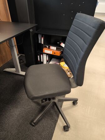 El/hæve-sænkebord med kontorstol og skab