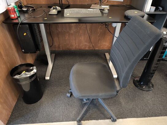 El/hæve-sænkebord med kontorstol og blæser