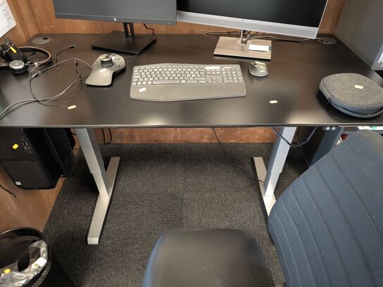 El/hæve-sænkebord med kontorstol og blæser