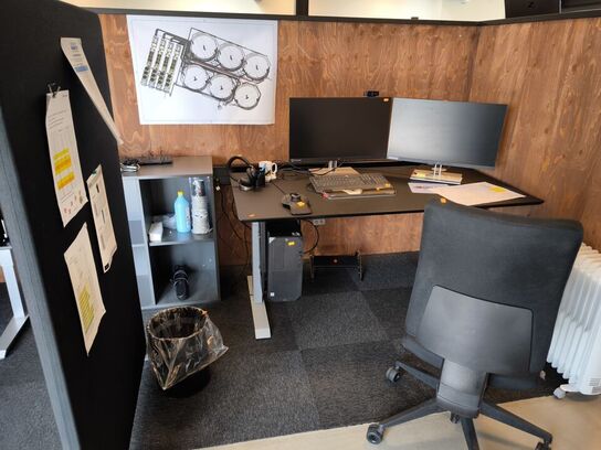 El/hæve-sænkebord med kontorstol, rumdelr og skab