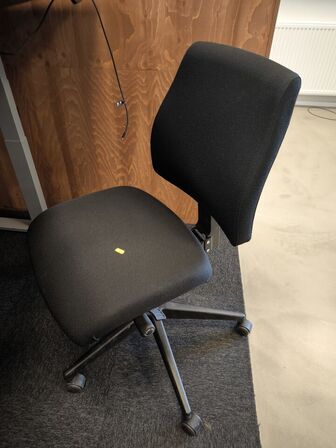 El/hæve-sænkebord med kontorstol med skab