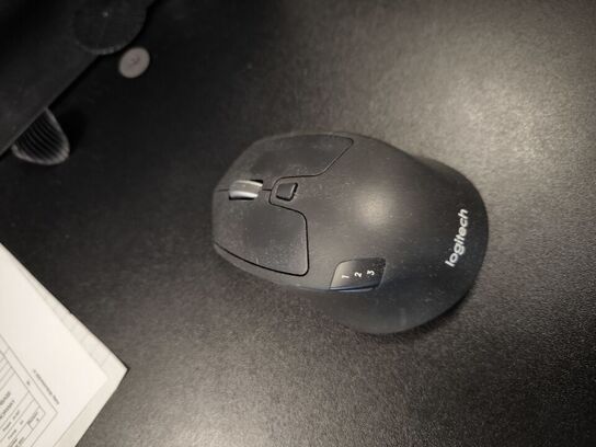 PC HP Z2 med 2 stk. computerskærme HP 24" samt webcam