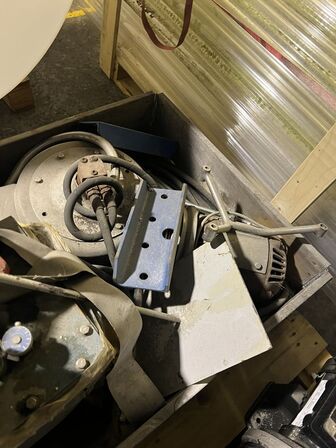 Paller med dele til pumper