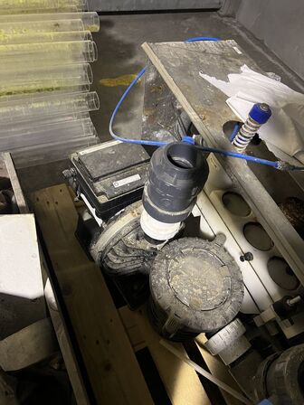 Paller med dele til pumper