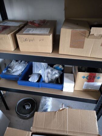 3 stk. reoler med indhold