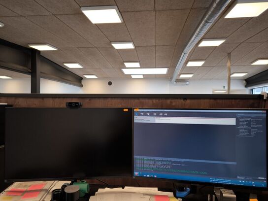 PC HP Z2 med 2 stk. computerskærme HP 24" samt webcam