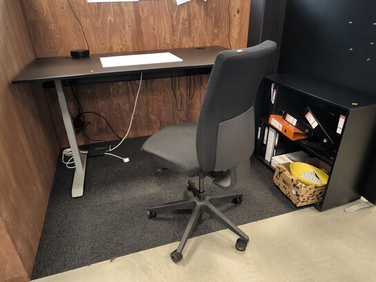El/hæve-sænkebord med kontorstol og skab