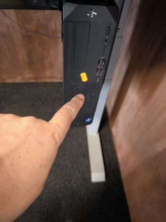 PC HP Z2 med 2 stk. computerskærme HP 24" samt webcam