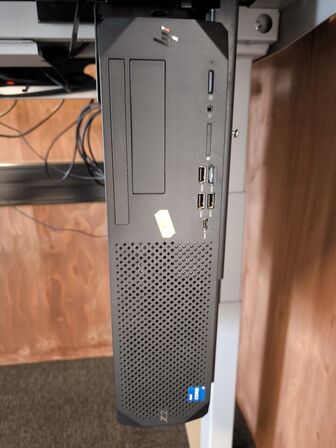 PC HP Z2 med 2 stk. computerskærme HP 24" samt webcam