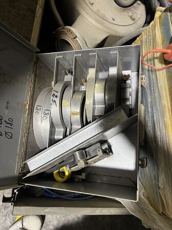 Paller med dele til pumper