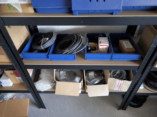 3 stk. reoler med indhold