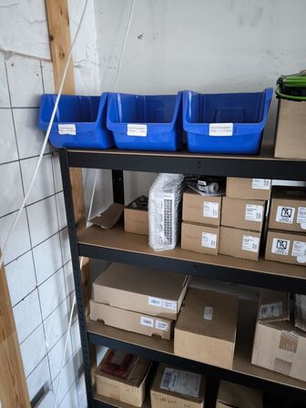 3 stk. reoler med indhold