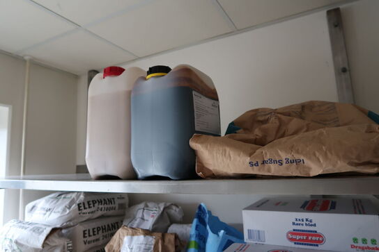 4 stk. rustfri stålhylder med div. Varelager samt reol med indhold