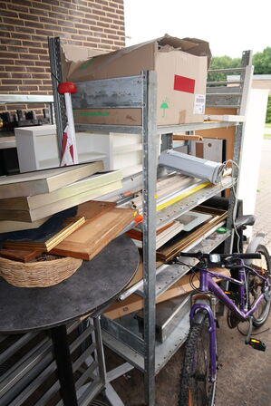 Div. Billeder, skilt, reoler m.m.