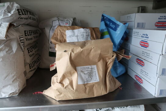 4 stk. rustfri stålhylder med div. Varelager samt reol med indhold