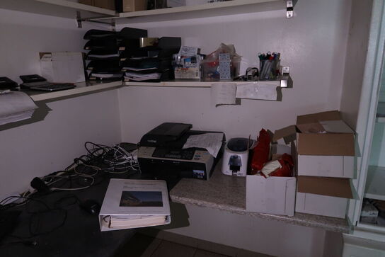 Div. Indhold i rum bl.a. kasseapparat, pengeskab m.m.