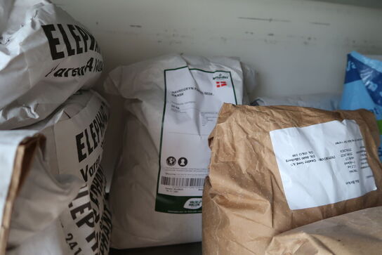 4 stk. rustfri stålhylder med div. Varelager samt reol med indhold