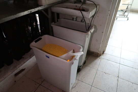 2 stk. kasser med indhold samt 2 stk. spande med indhold