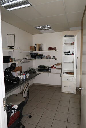 Div. Indhold i rum bl.a. kasseapparat, pengeskab m.m.