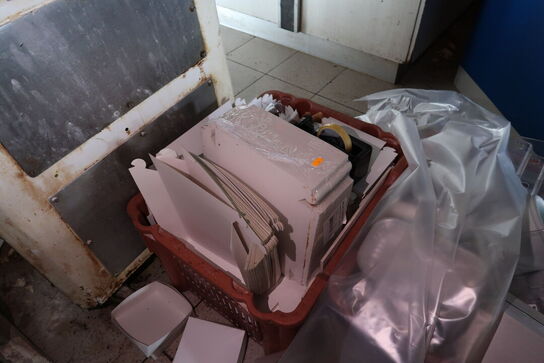 2 stk. kasser med div. Indhold